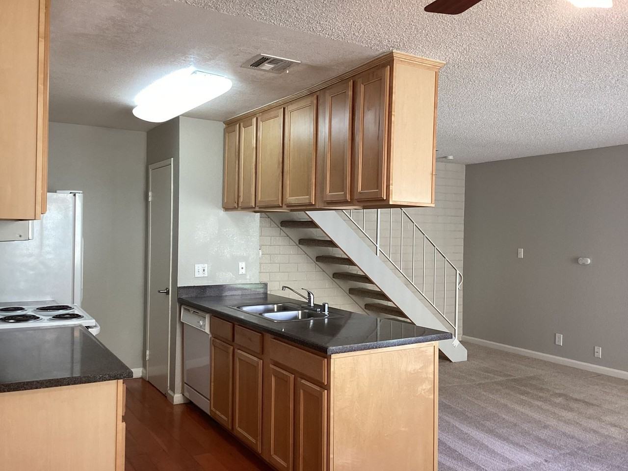 460 W Alamos Ave #3 - Photo 4 of 27
