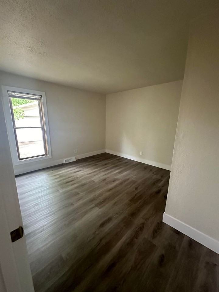 2724 Soo Marie Ave - Photo 5 of 9