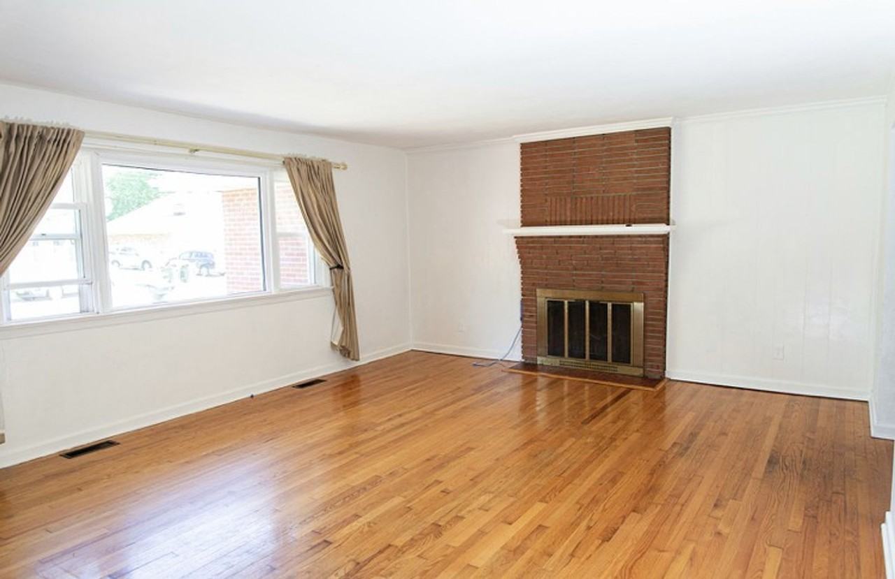 323 Shoreline Dr - Photo 2 of 15