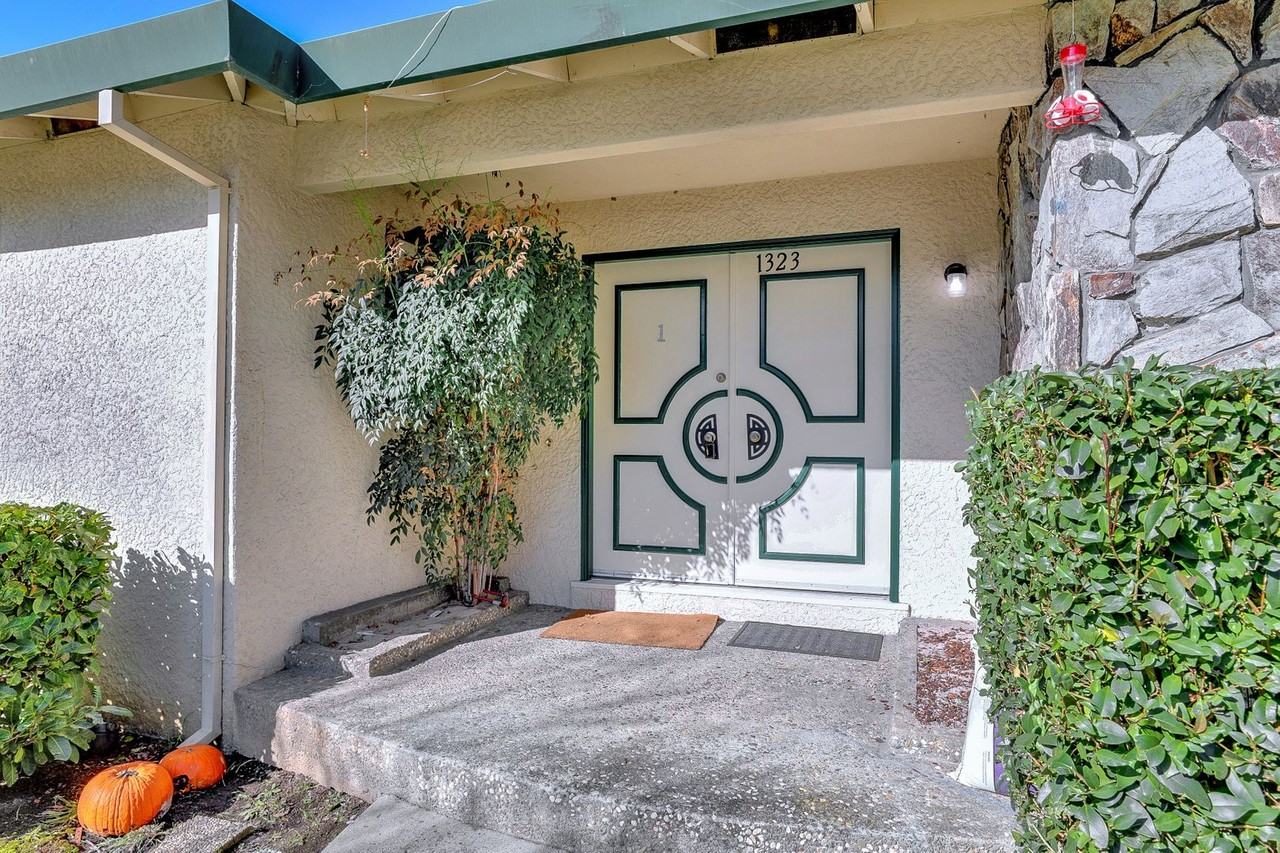 LEXINGTON 1323 - Photo 2 of 37