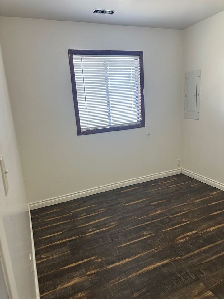 1009 Doolittle Dr - Photo 3 of 9