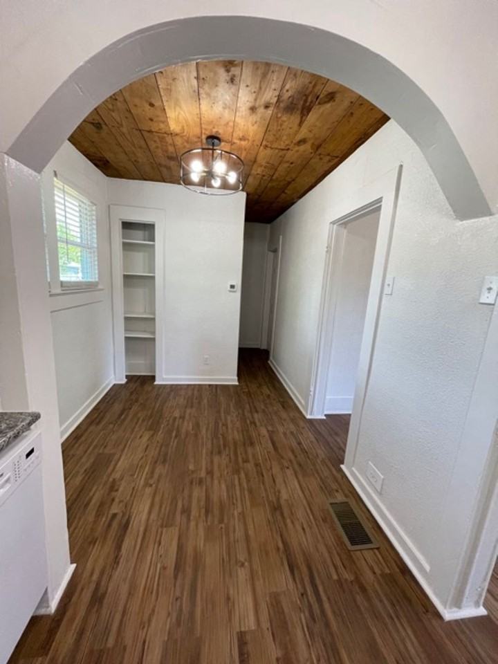 913 W Crawford St - Photo 3 of 11