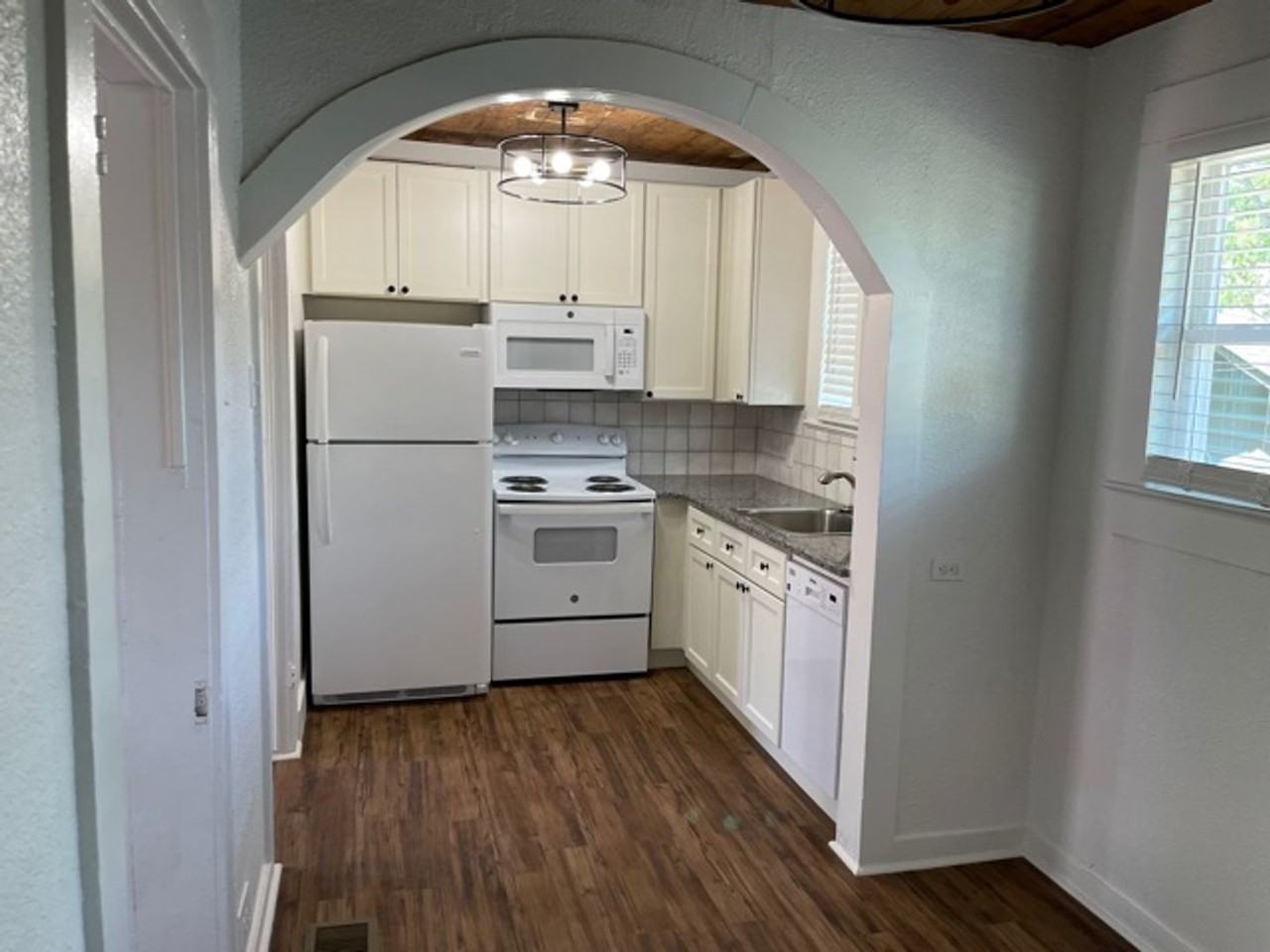 913 W Crawford St - Photo 4 of 11
