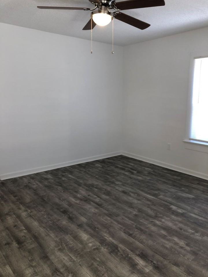 644 Gunn St - Photo 3 of 9