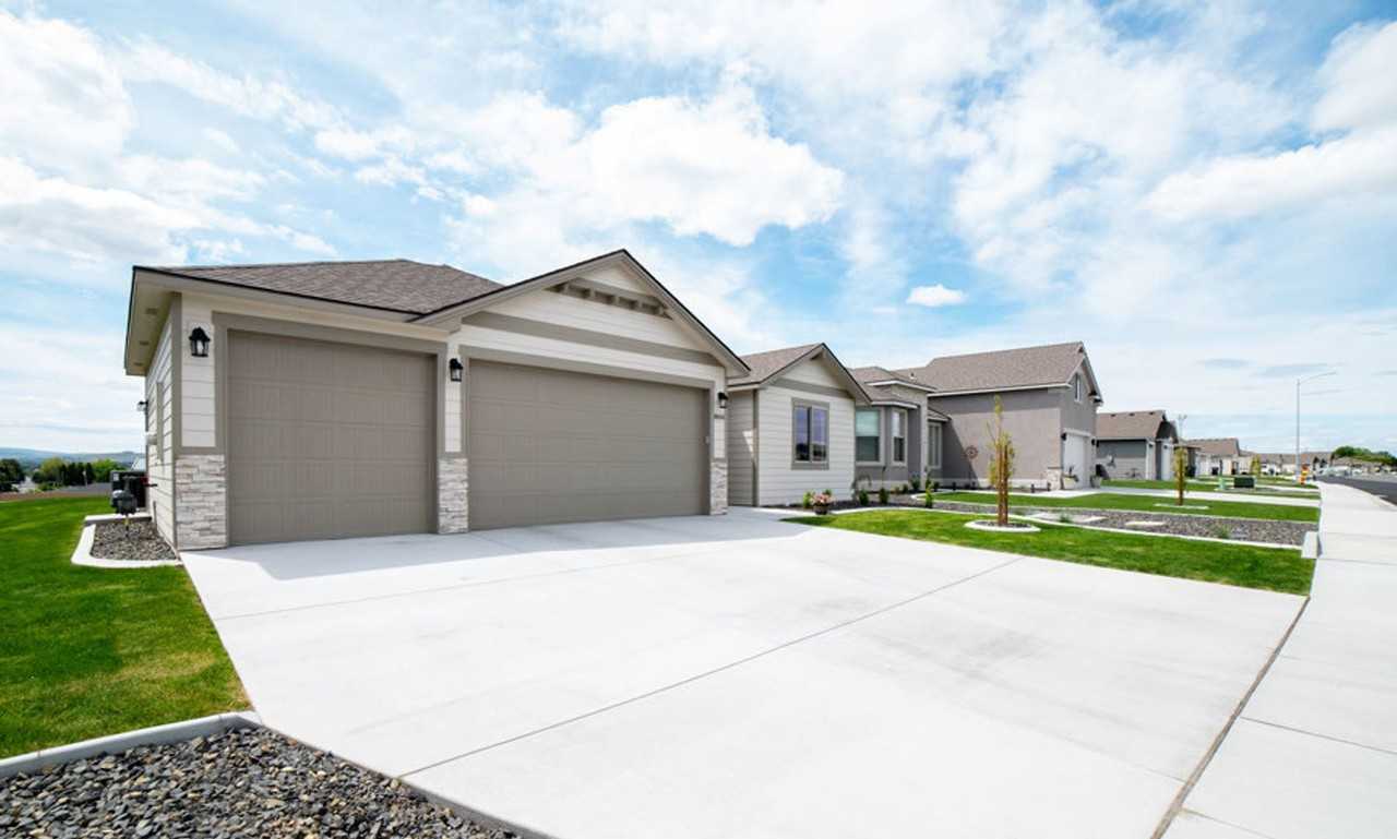 8004 Massey Dr - Photo 2 of 24