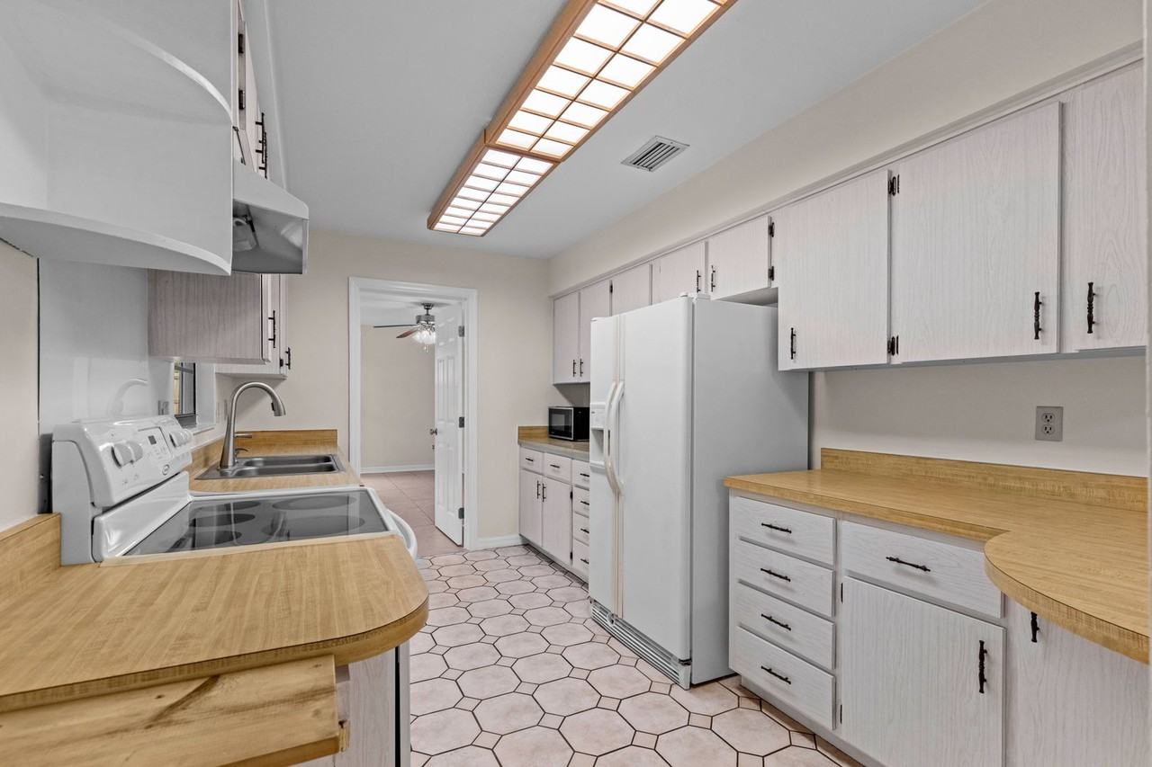 2550 Nw 54th Blvd - Photo 6 of 29