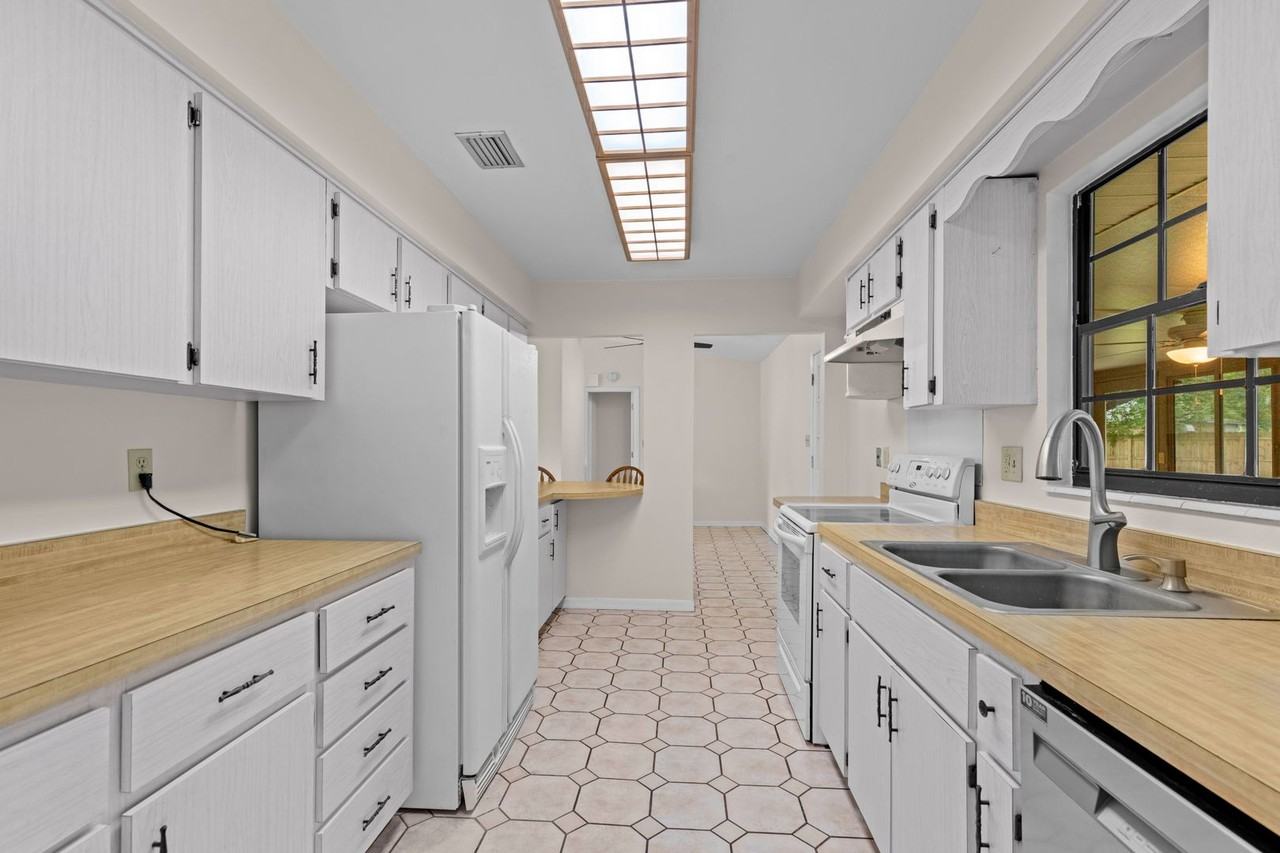 2550 Nw 54th Blvd - Photo 7 of 29