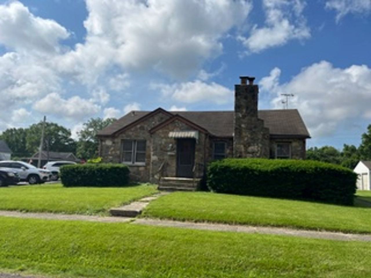 209 E Oak St - Photo 2 of 11