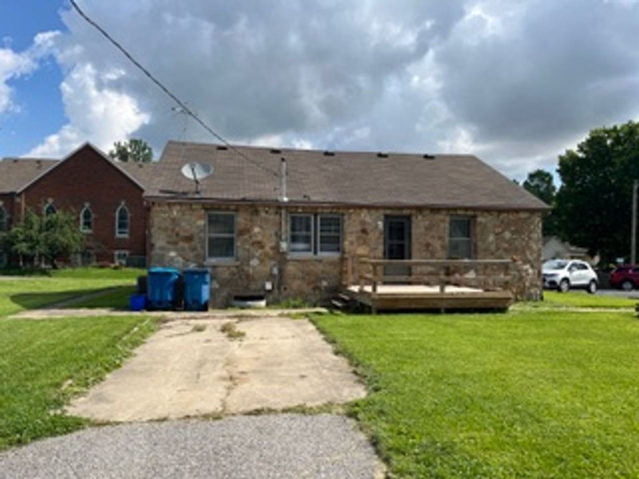 209 E Oak St - Photo 3 of 11