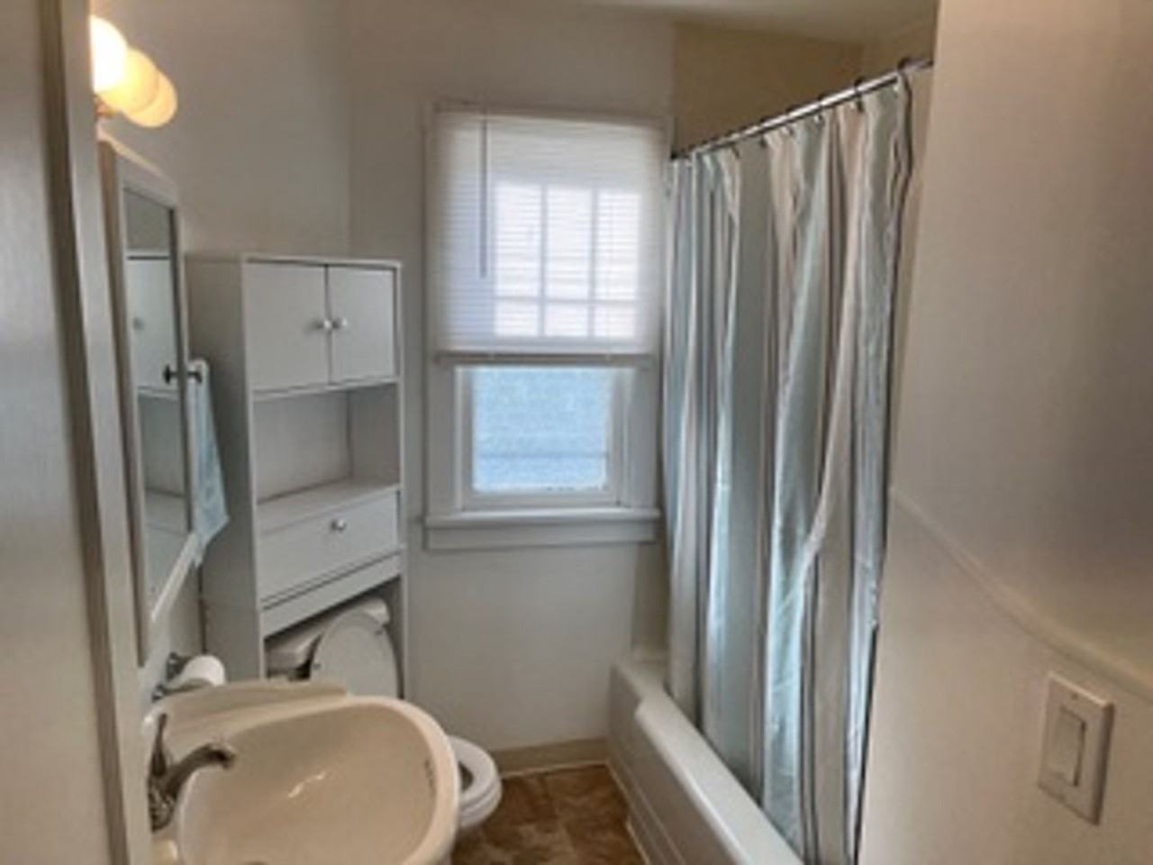 209 E Oak St - Photo 7 of 11