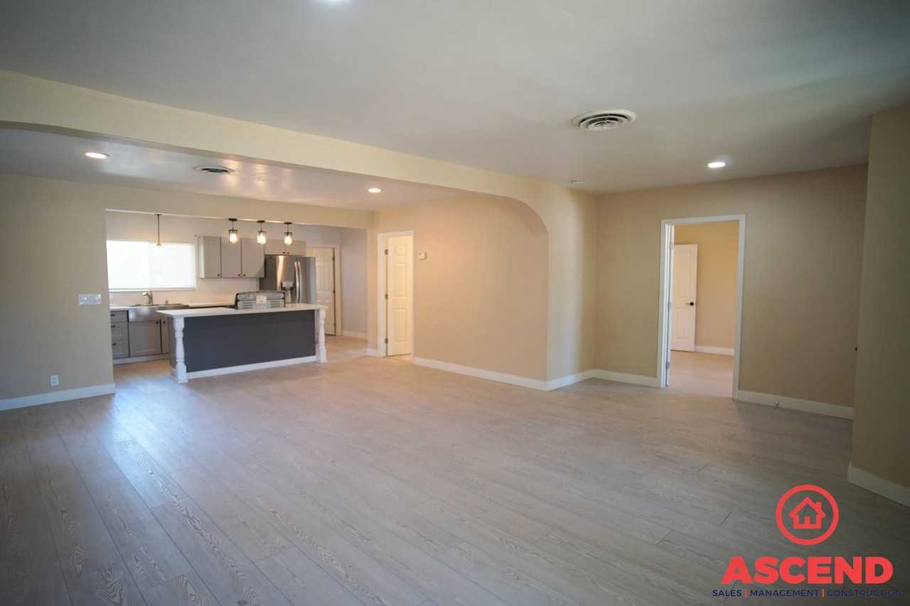 423 Flower St - Photo 3 of 14