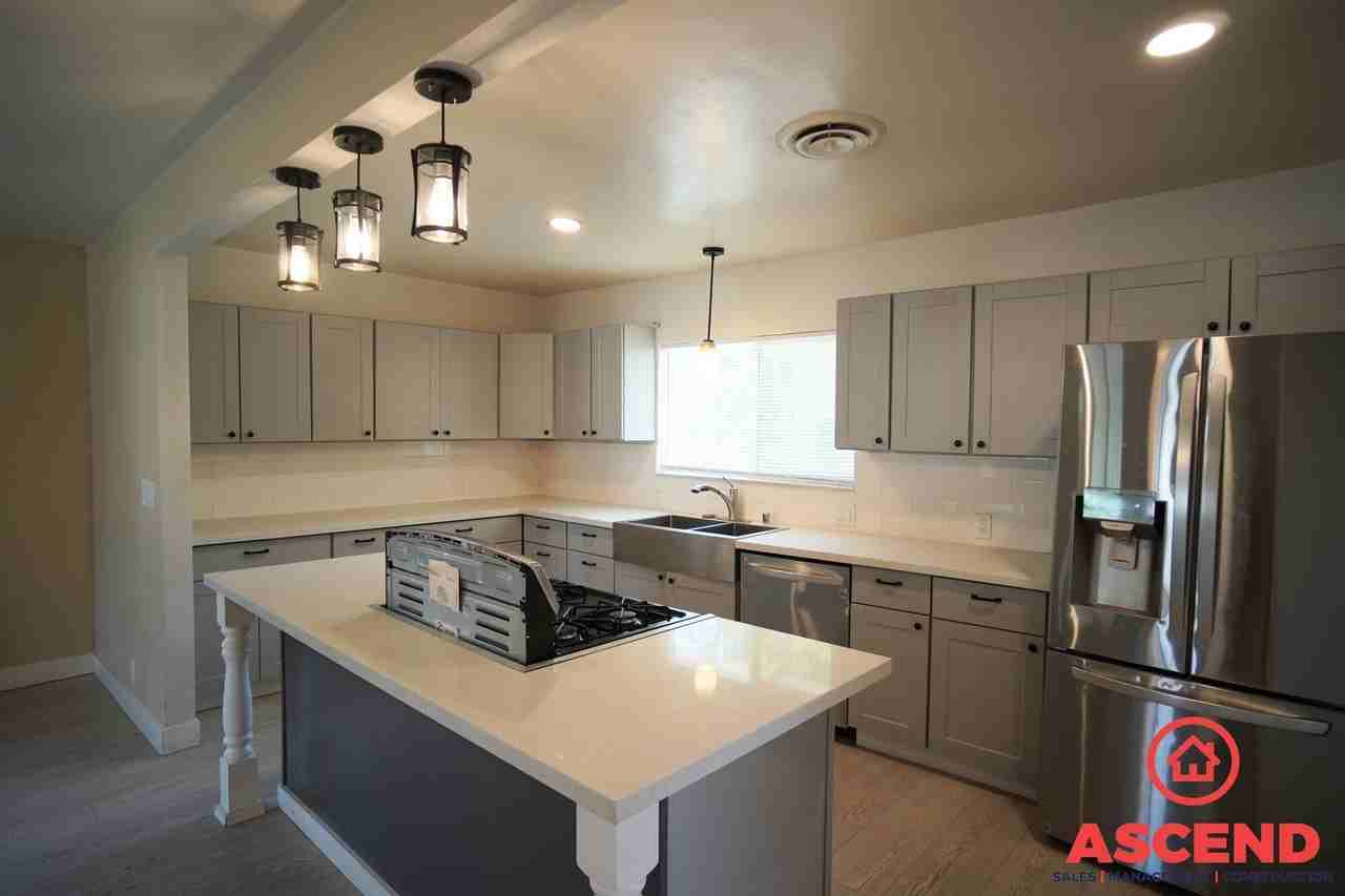 423 Flower St - Photo 4 of 14