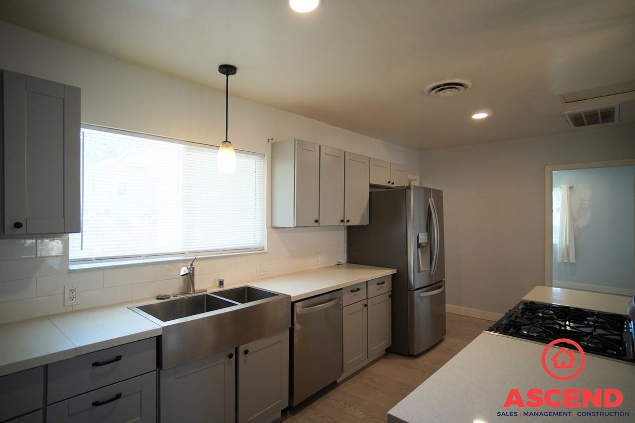 423 Flower St - Photo 5 of 14