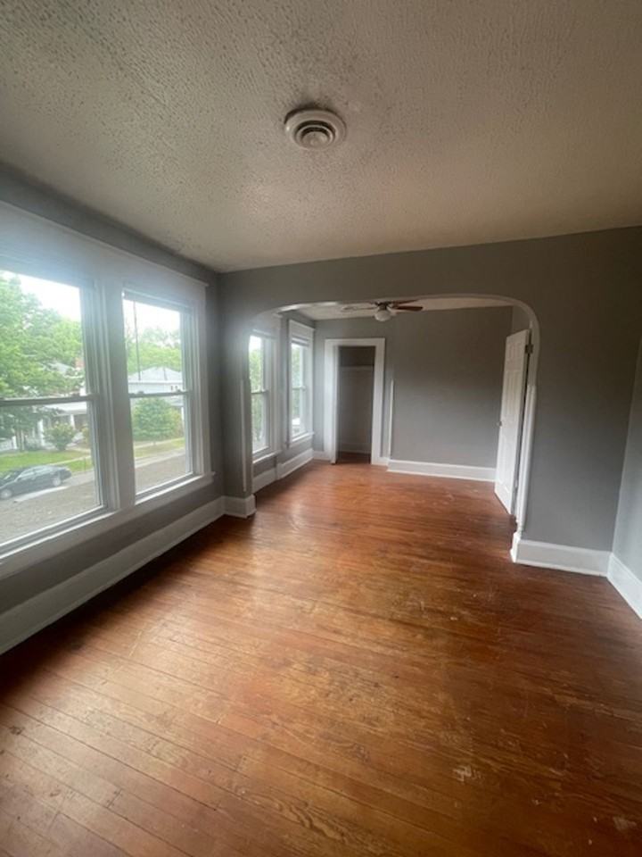 3 Bedroom Close to Downtown! - Photo 2 of 18