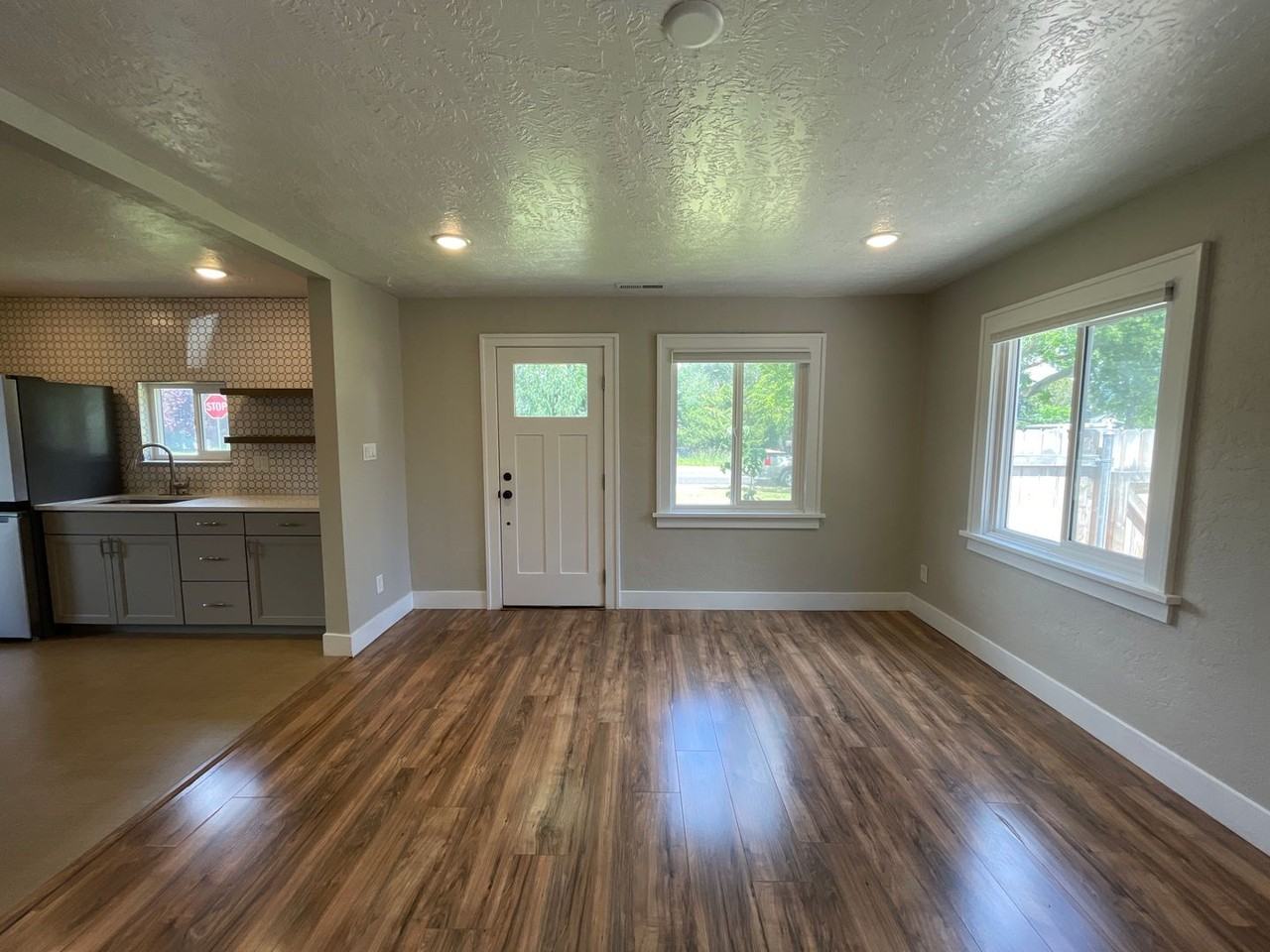 4321 W Irving St - Photo 2 of 34