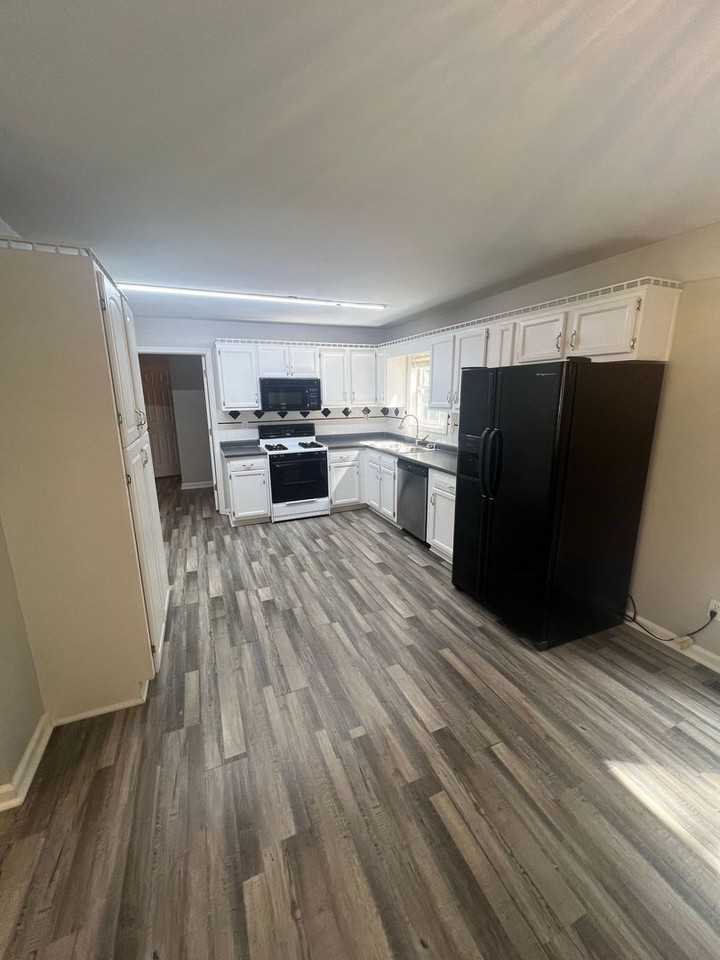 2820 Highpoint Rd - Photo 5 of 22