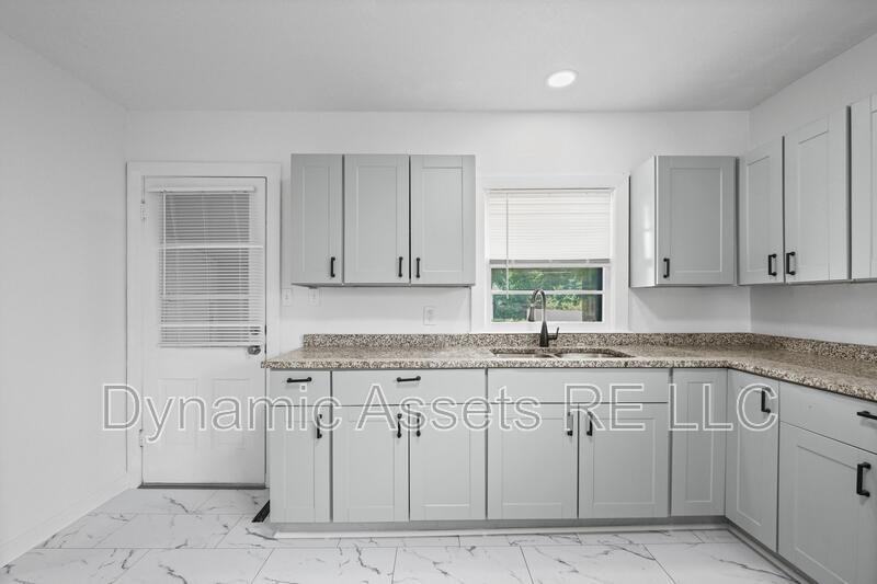 405 N Walnut St - Photo 3 of 33