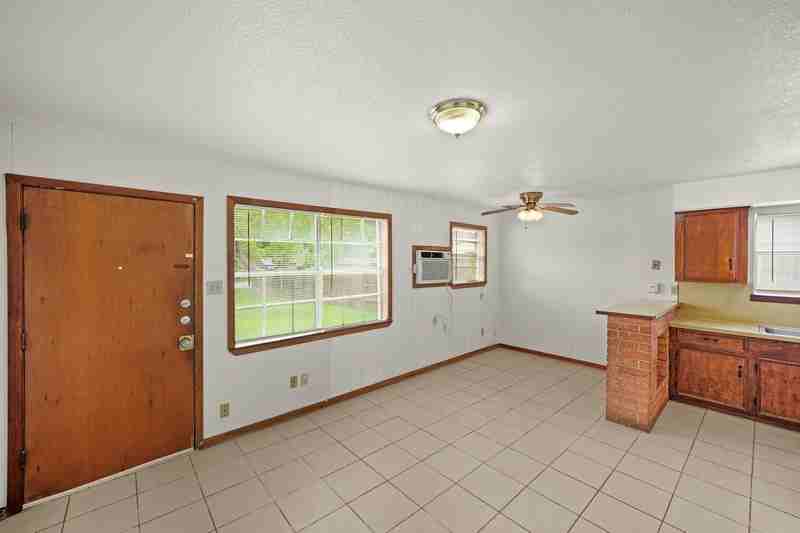 6116 1/2 Octavia St - Photo 4 of 26