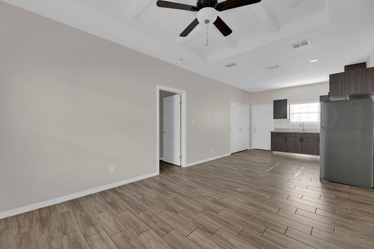 1013 W La Pointe Ave #1 - Photo 5 of 31