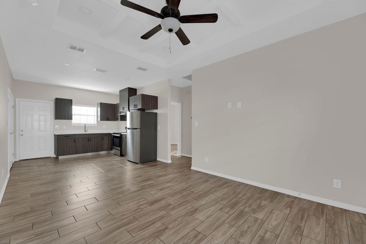1013 W La Pointe Ave #1 - Photo 6 of 31