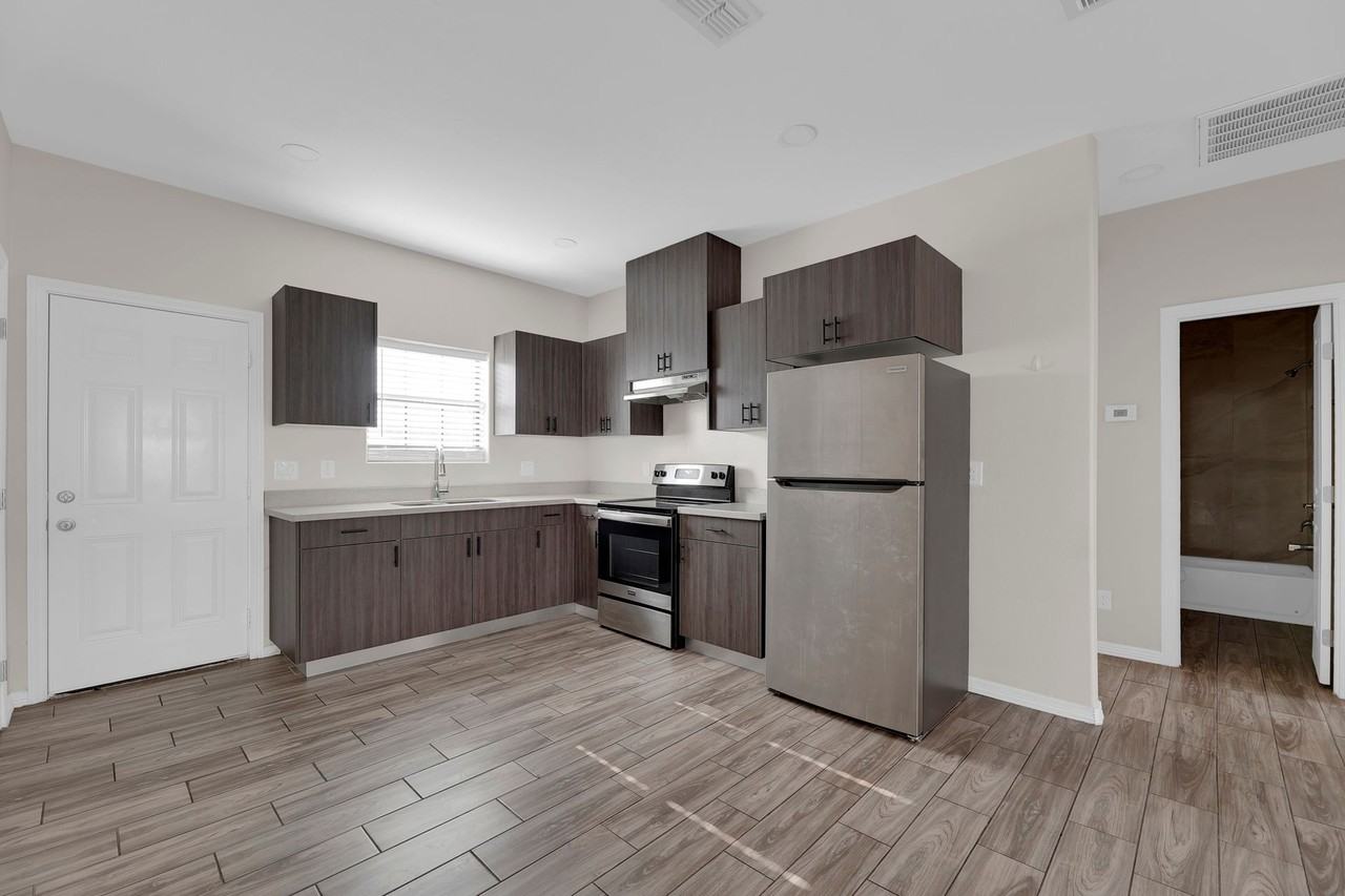 1013 W La Pointe Ave #1 - Photo 7 of 31