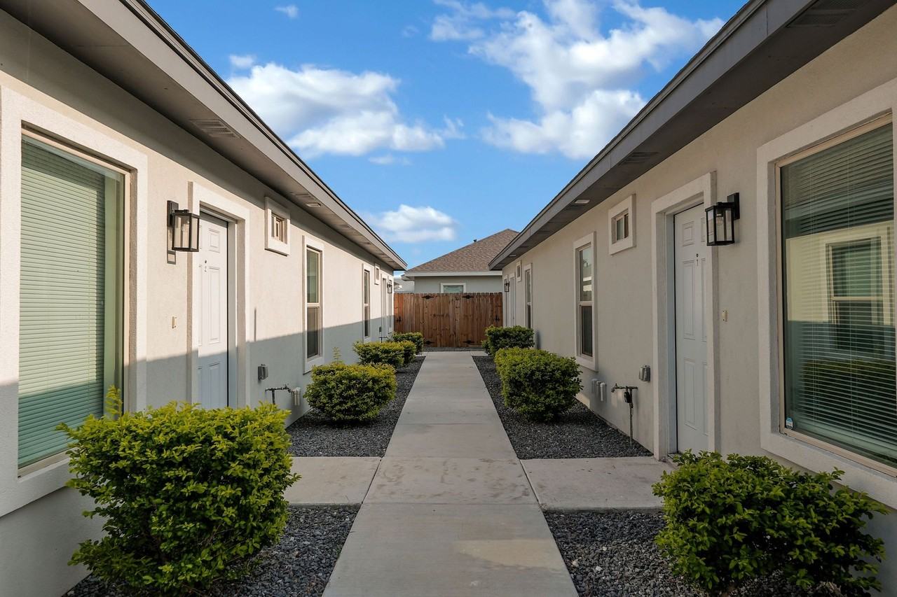 1001 W La Pointe Ave - Photo 2 of 15