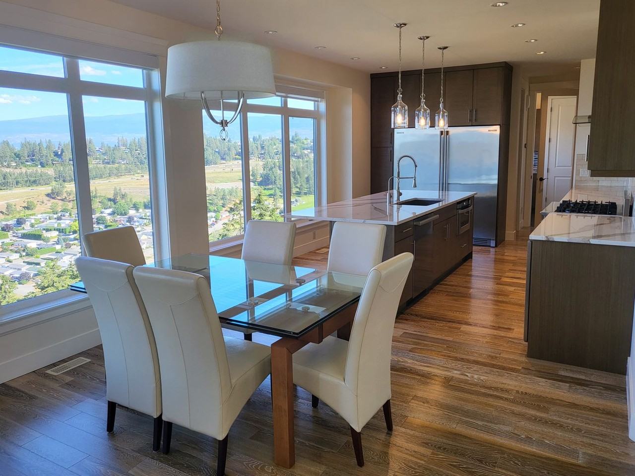 Affluent Family Home in Award winning Diamond View Estates Apartments