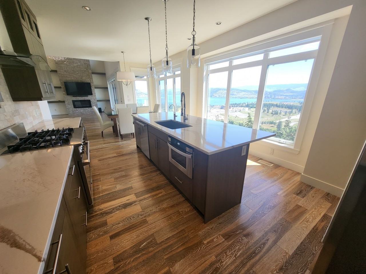 Affluent Family Home in Award winning Diamond View Estates Apartments