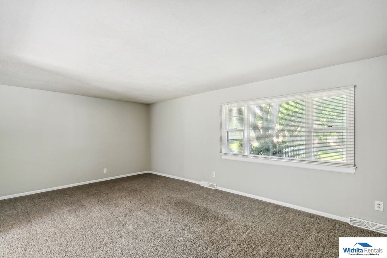 2610 N Gentry Ave - Photo 2 of 15