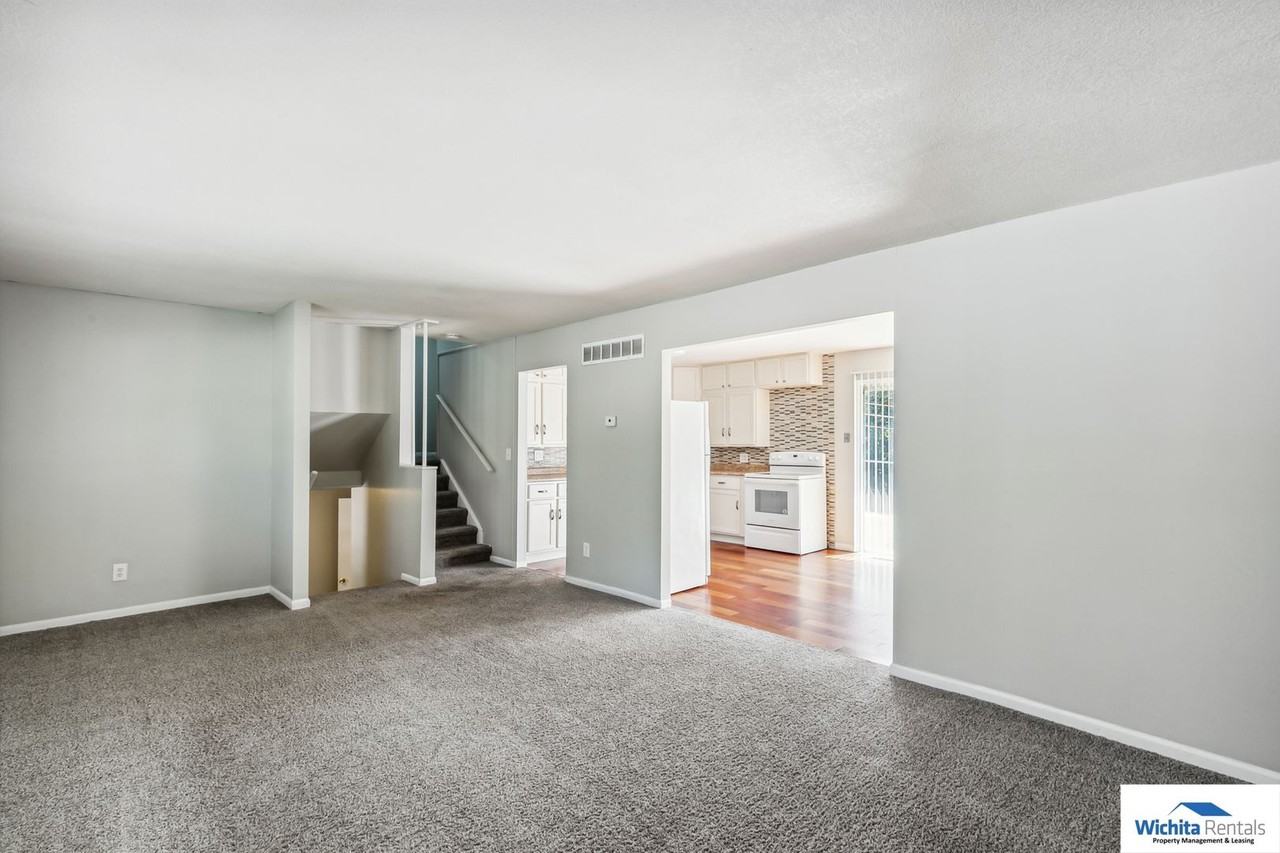 2610 N Gentry Ave - Photo 3 of 15