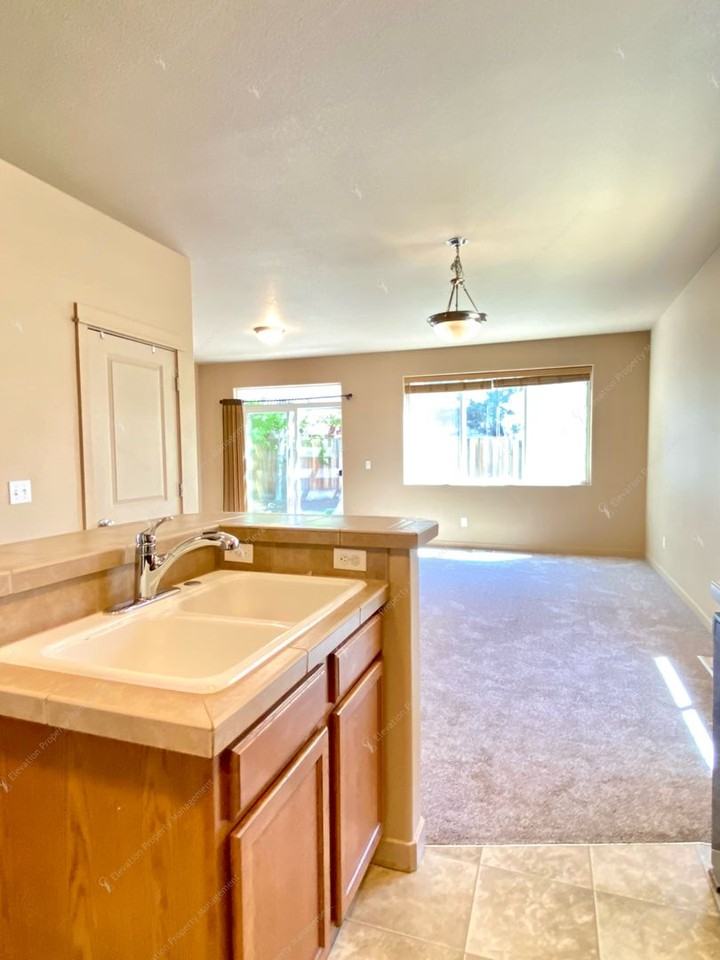 2899 Ne Jackdaw Dr - Photo 5 of 25
