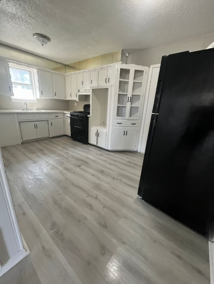 1223 Sw 57th St - Photo 2 of 10