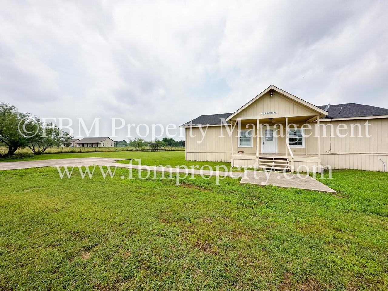 215 W Harris Rd - Photo 2 of 28