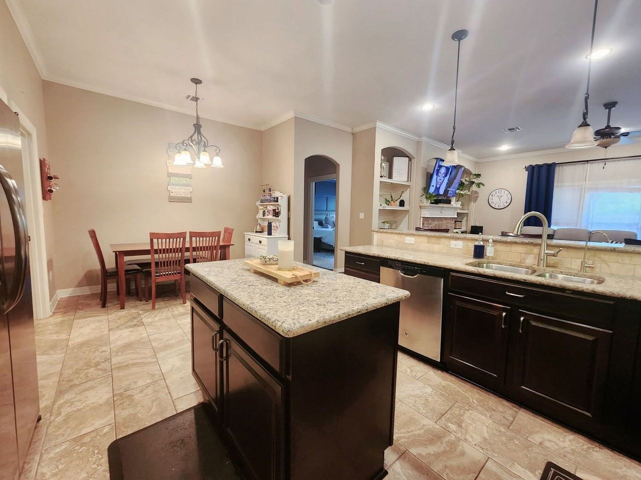 1061 Spanish Moss Cir - Photo 2 of 9