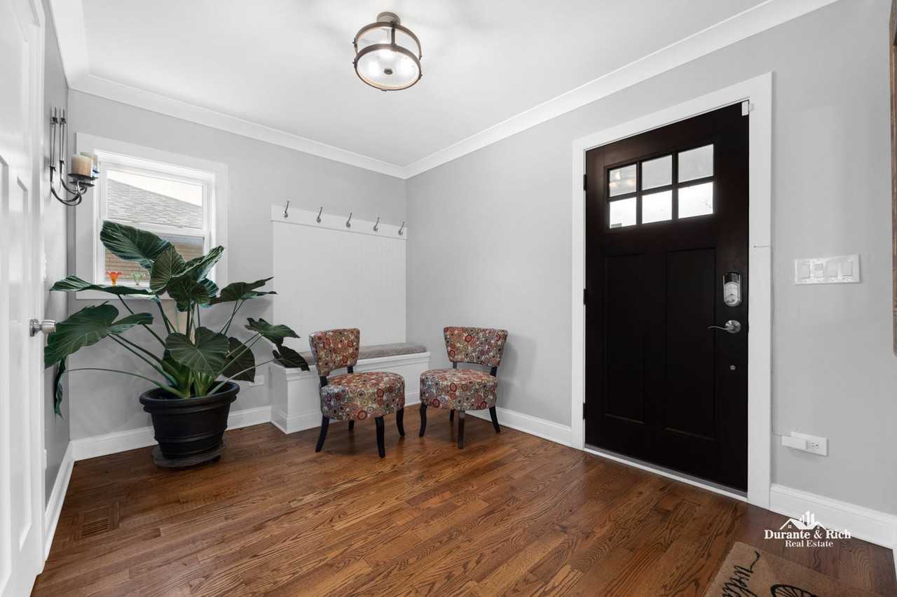 1545 Forest Rd - Photo 2 of 27