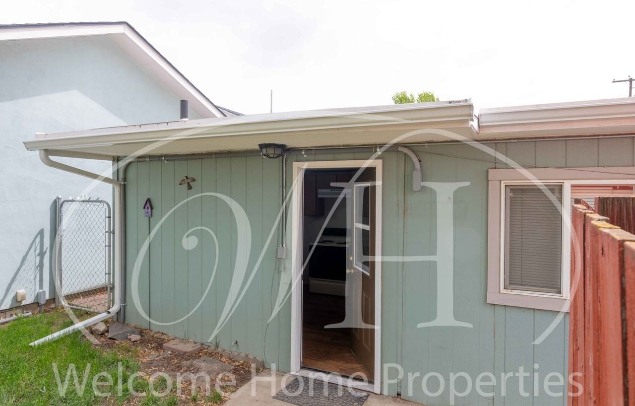 518 SE 12th - Photo 2 of 12