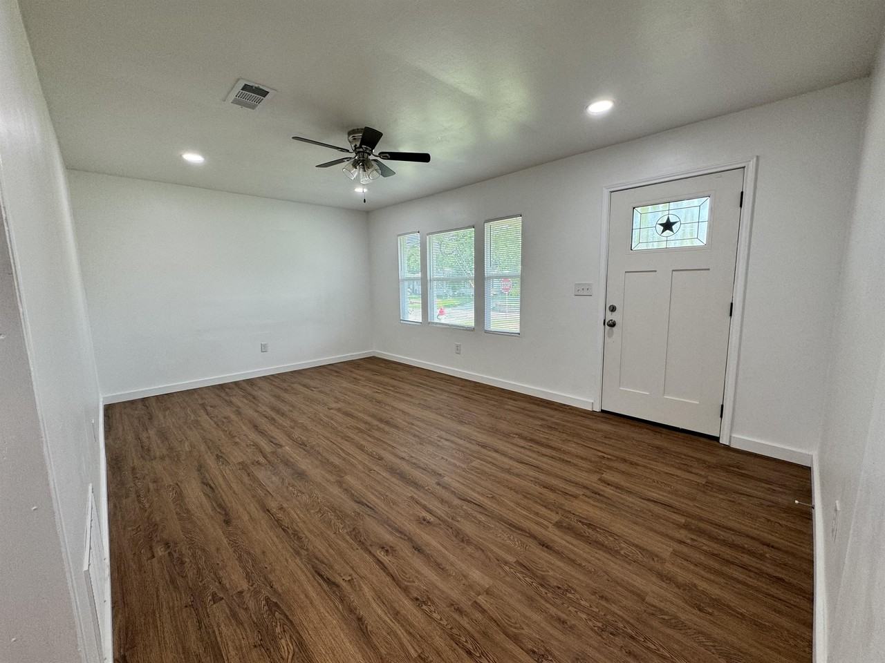 719 E College St #1 - Photo 2 of 7