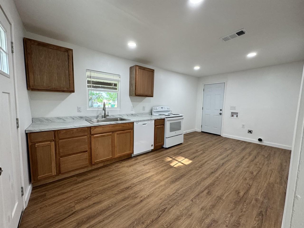 719 E College St #1 - Photo 4 of 7