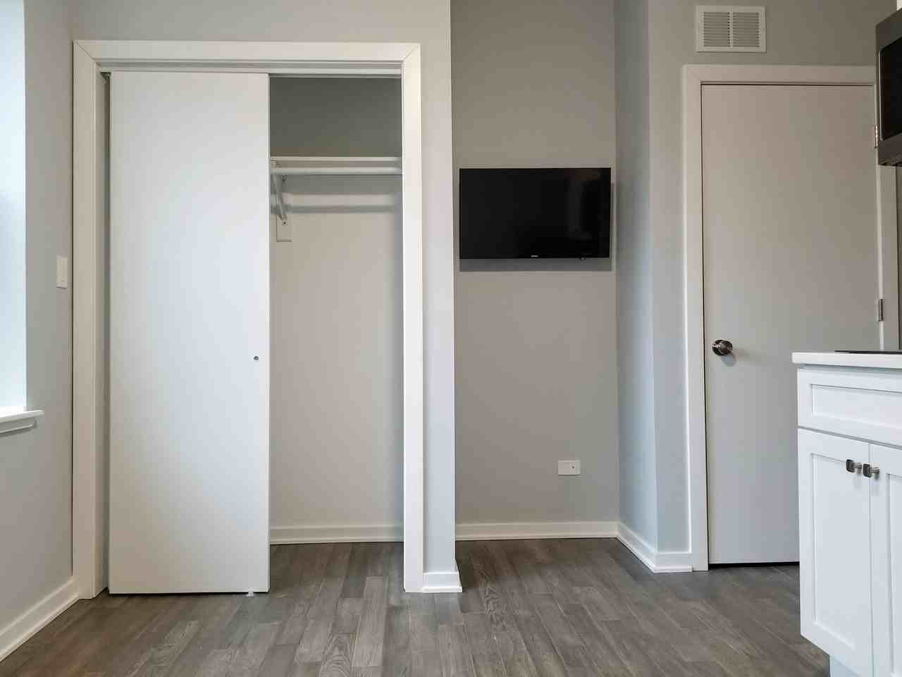 5240 5240 N. Winthrop - 401 #401 - Photo 6 of 9