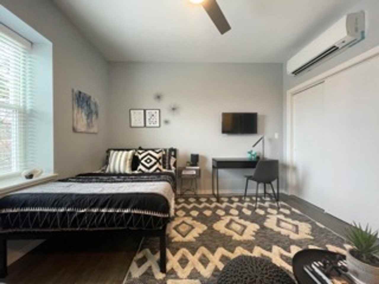 5240 5240 N. Winthrop - 106 #106 - Photo 3 of 15