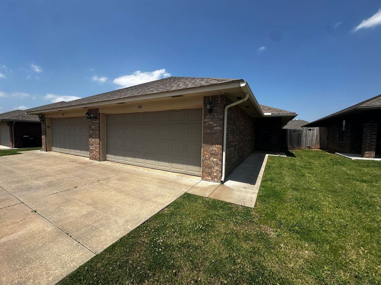 785 Sw 13th St - Photo 2 of 25