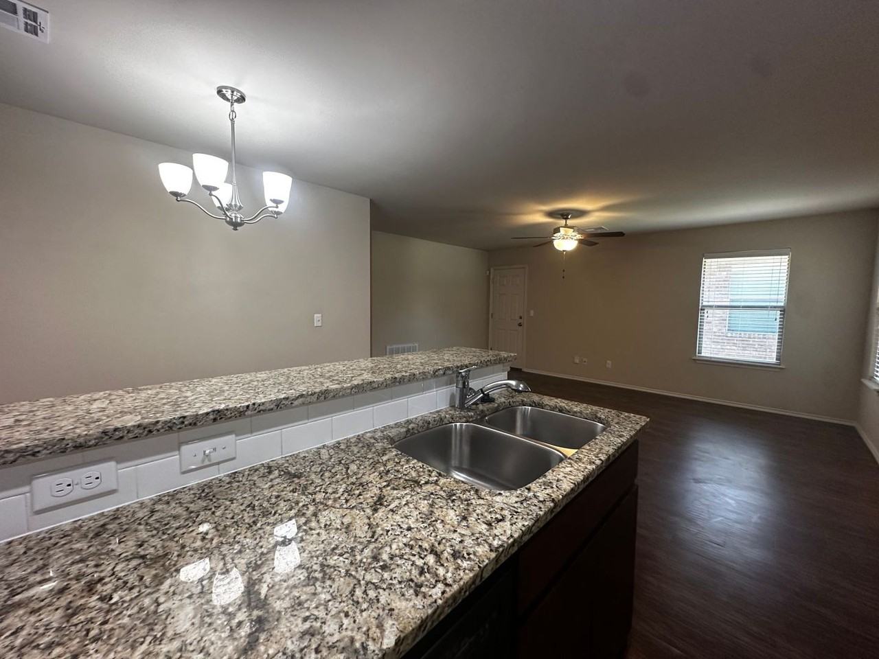785 Sw 13th St - Photo 6 of 25