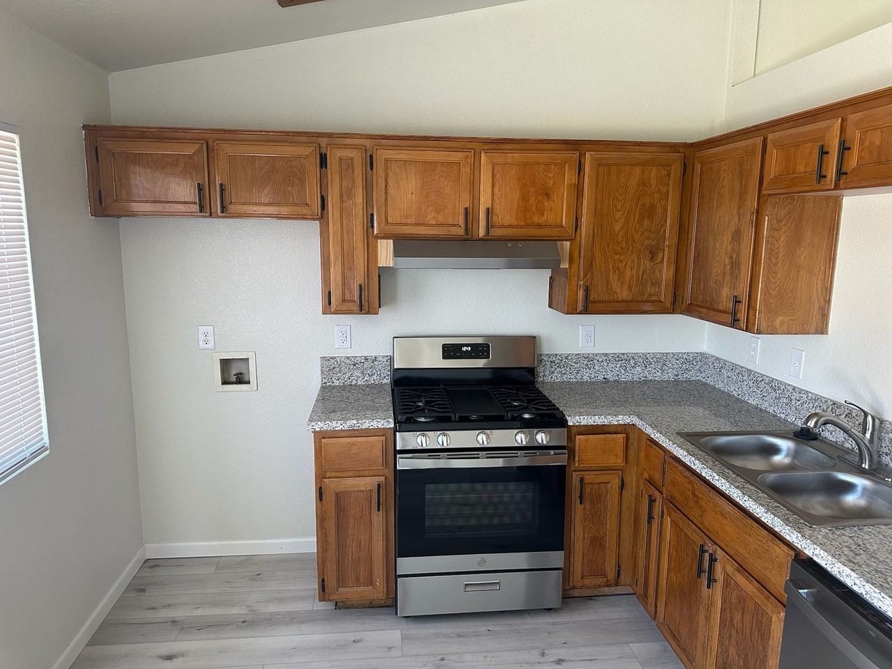 550 Driftwood Ave - Photo 3 of 17