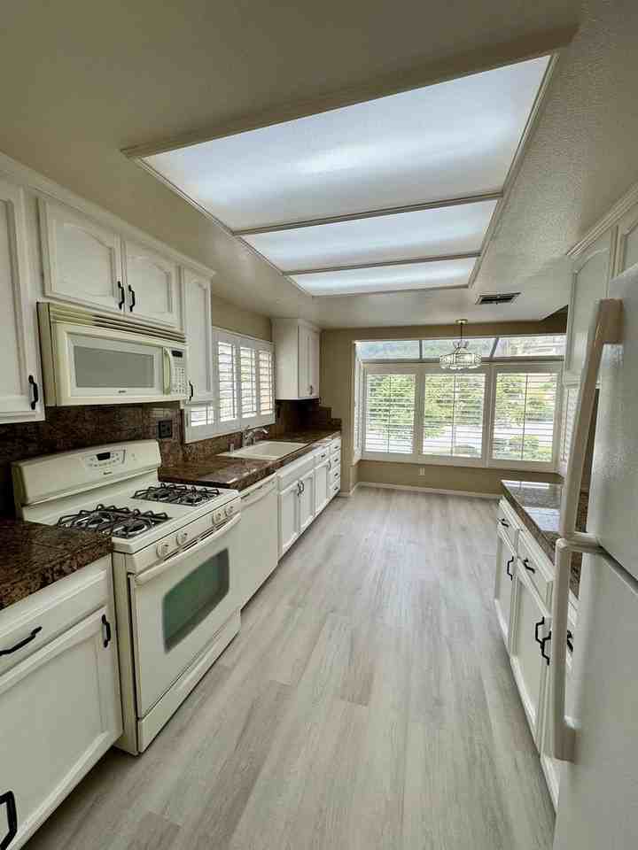 694 Warwick Ave - Photo 4 of 28