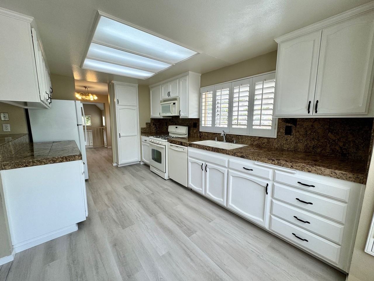 694 Warwick Ave - Photo 5 of 28