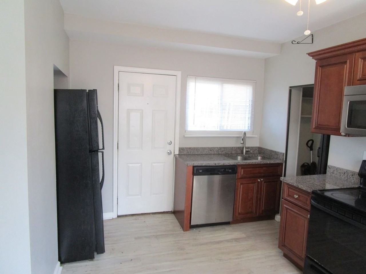 1800 Sundeman St - Photo 2 of 25