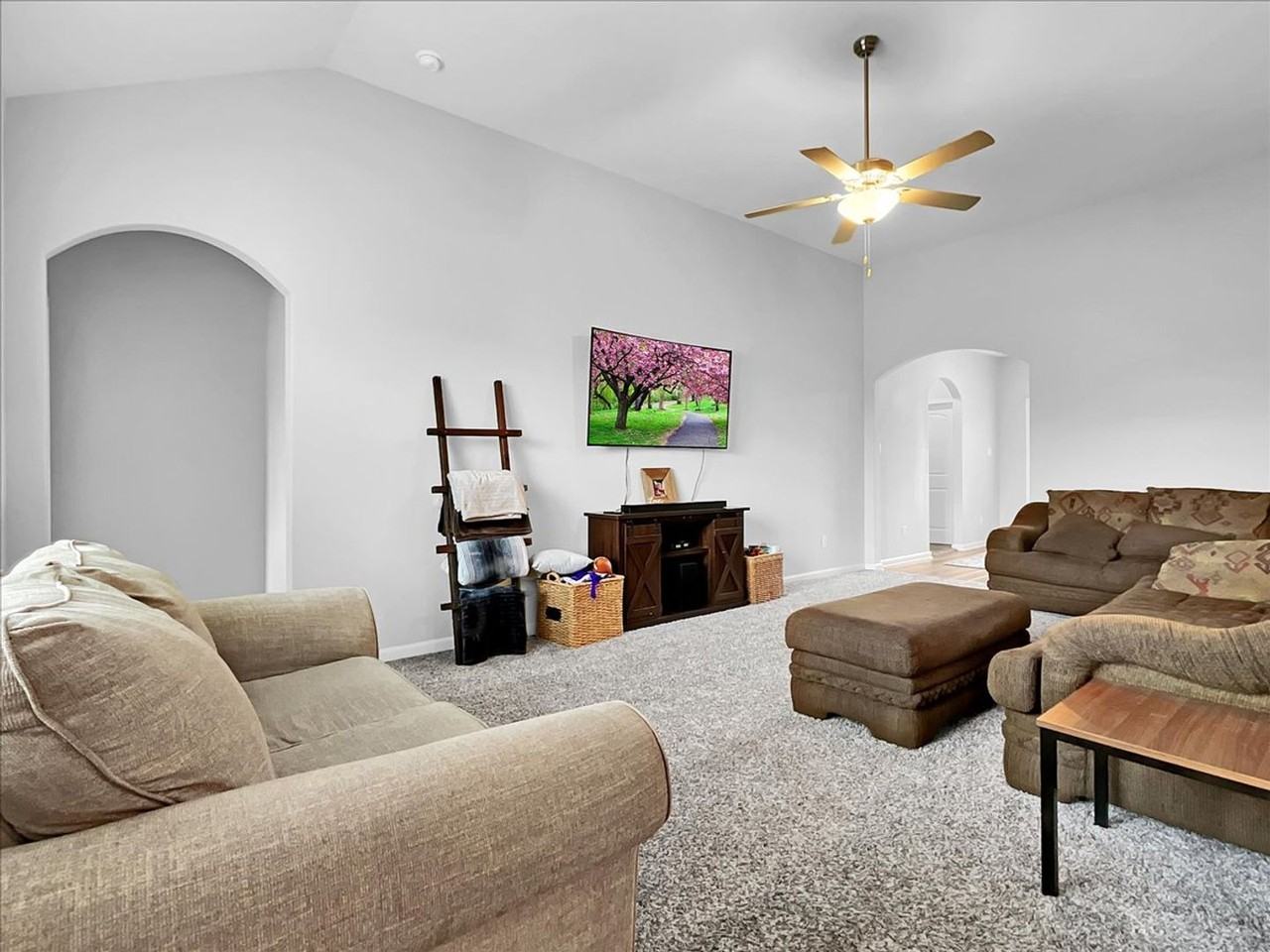 2112 Erlinda Dr - Photo 4 of 36