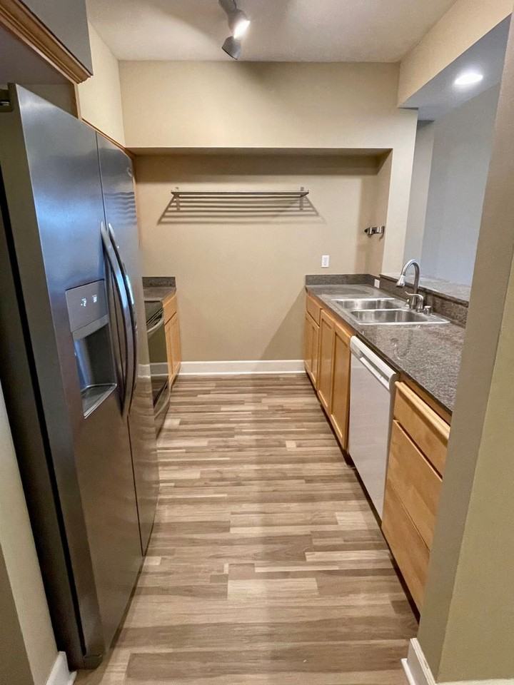 251 W Bakerview Rd #405 - Photo 4 of 30