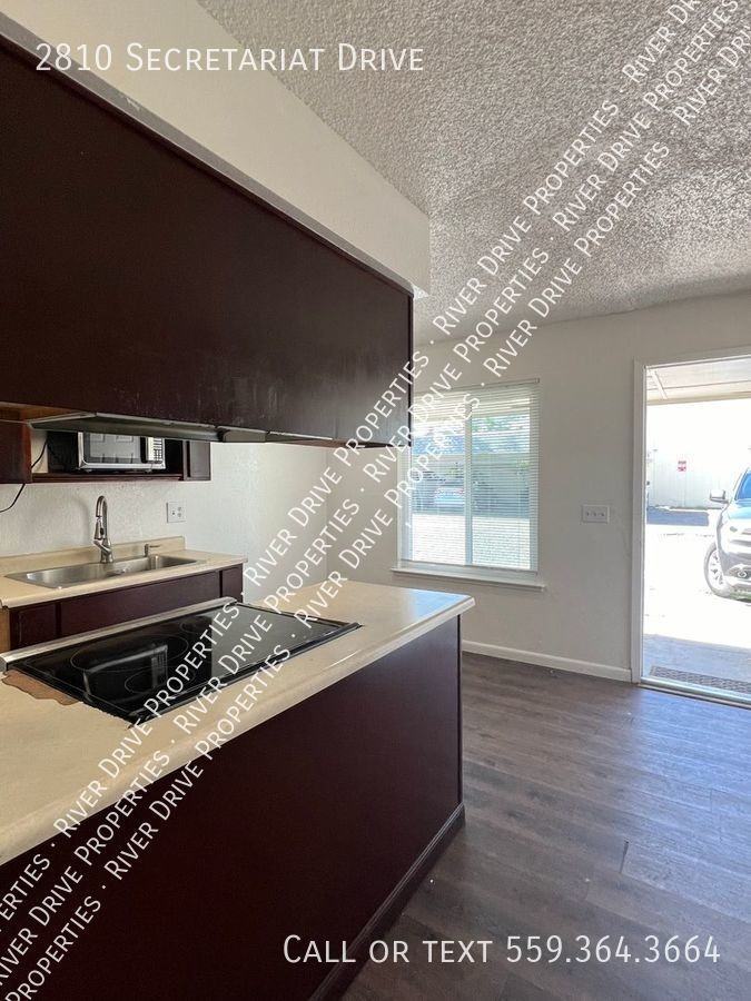 2810 Secretariat Dr - Photo 2 of 8