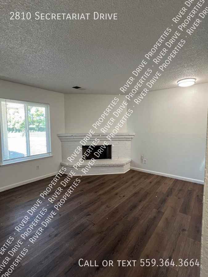 2810 Secretariat Dr - Photo 3 of 8